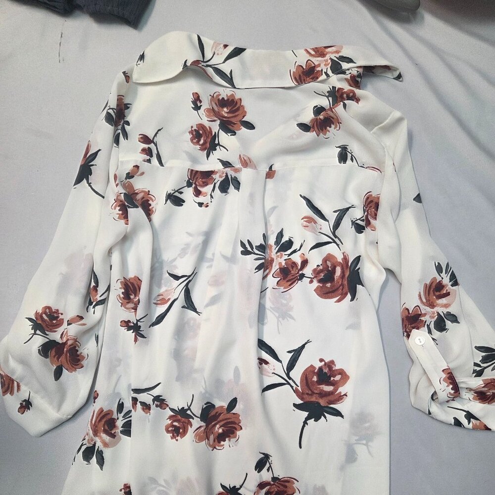 IZ Byer white Floral 2 pocket button top blouse flowy professional Y2K